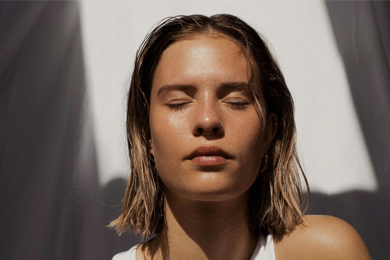 Mujer con los ojos cerrados