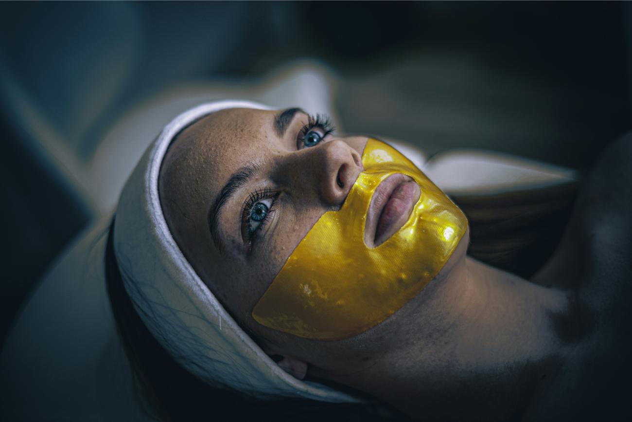 Mujer con mascarilla dorada