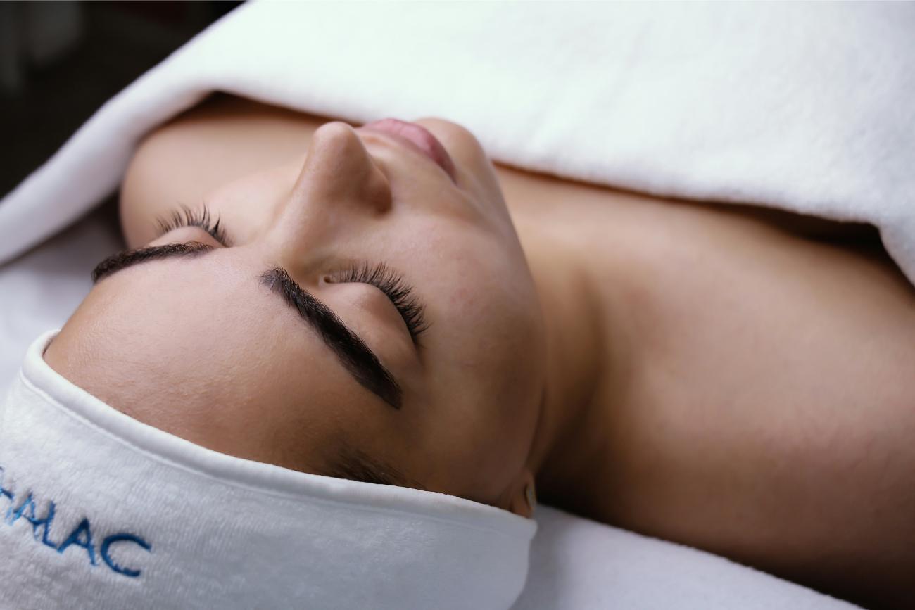 Mujer recibiendo tratamiento facial