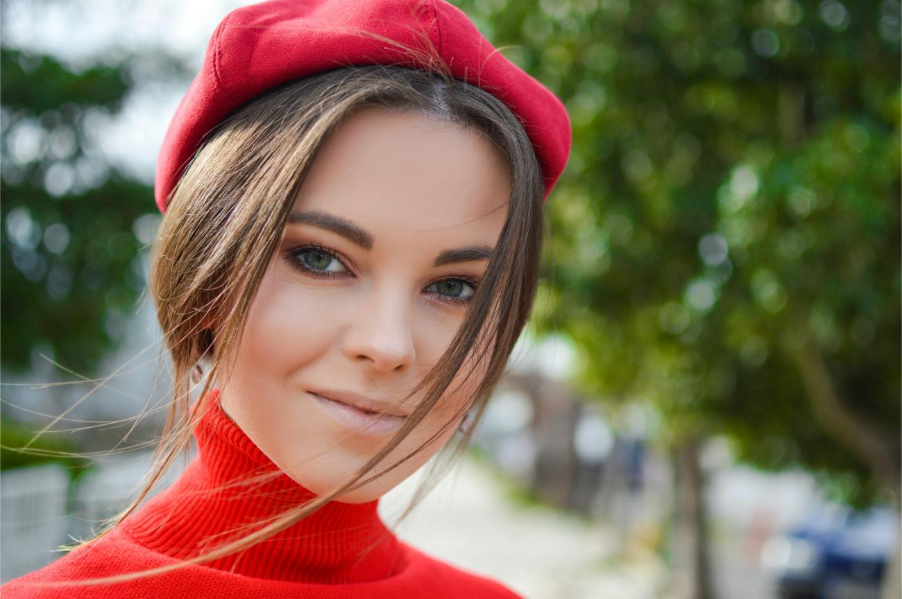 Mujer sonriendo con boina roja